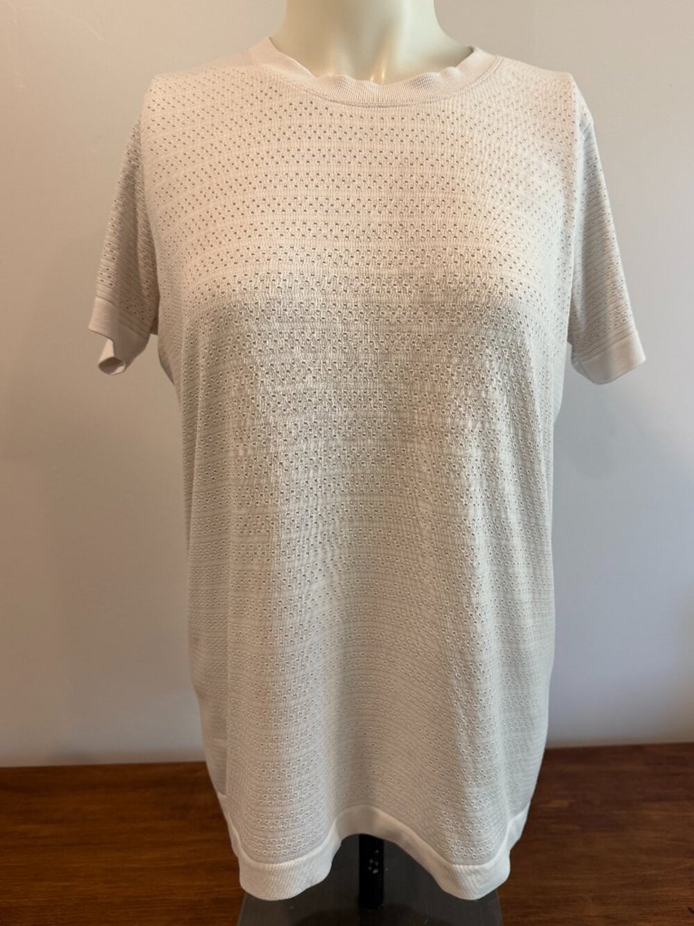 Lululemon Swiftly Tech Old School Short Sleeve Shirt size 8/10 Off White